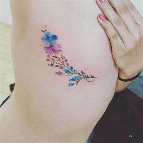 tatuajes en las costillas|17 hermosos tatuajes en las costillas (y sus significados) para las ...